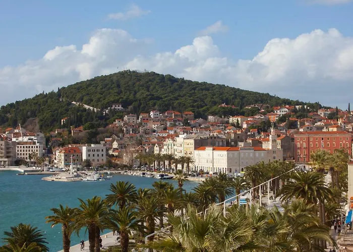 Pensión & Lea Split