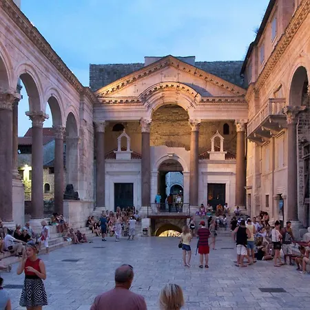Πανσιόν & Lea